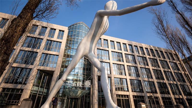 Der „Walking Man“ vor einem Verwaltungsgebäude der Munich Re im Münchner Stadtteil Schwabing marschiert voran - sinnbildlich für den Konzern, der im ersten Halbjahr gut voran kam. (Symbolbild)