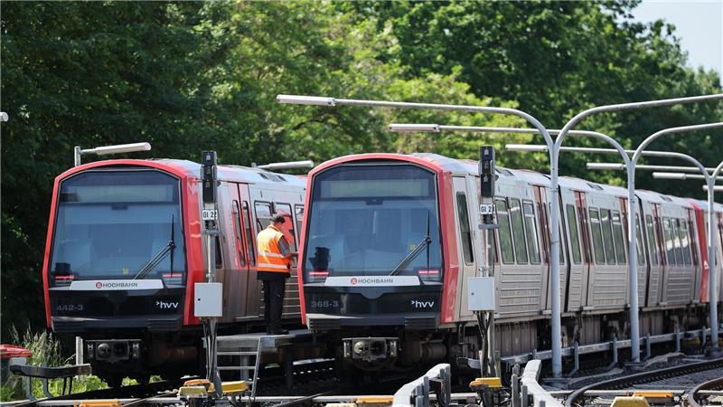 XXL-Waschanlage bringt Hamburger U-Bahnen auf Hochglanz Der Waschwagenfahrer steigt in die verschmutzte U-Bahn.