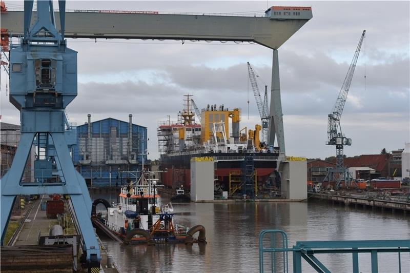 Der Wasserinjektionsbagger ist im Pella Sietas-Werfthafen an der Este im Einsatz. Foto: Vasel