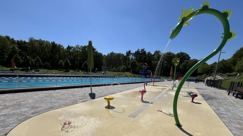 Der Wasserspielplatz: Unter diesen Sprecklergeräten sollen sich ab Montag wieder viele spielende Kinder im Heidebad vergnügen.