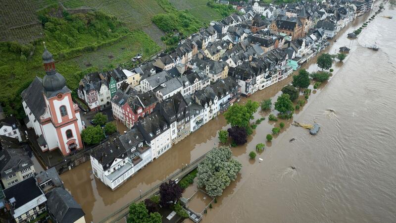 Der Wasserstand der Mosel ist hoch, große Teile der angrenzenden Stadt Zell im Landkreis Cochem-Zell in Rheinland-Pfalz sind überschwemmt.