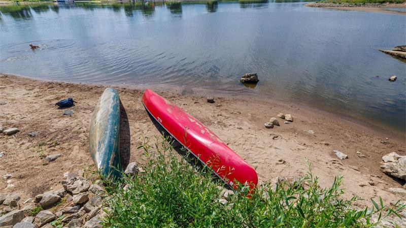 Der Wasserstand in der Elbe ist zu niedrig, weshalb die Fähre „Tanja“ nicht fährt. 