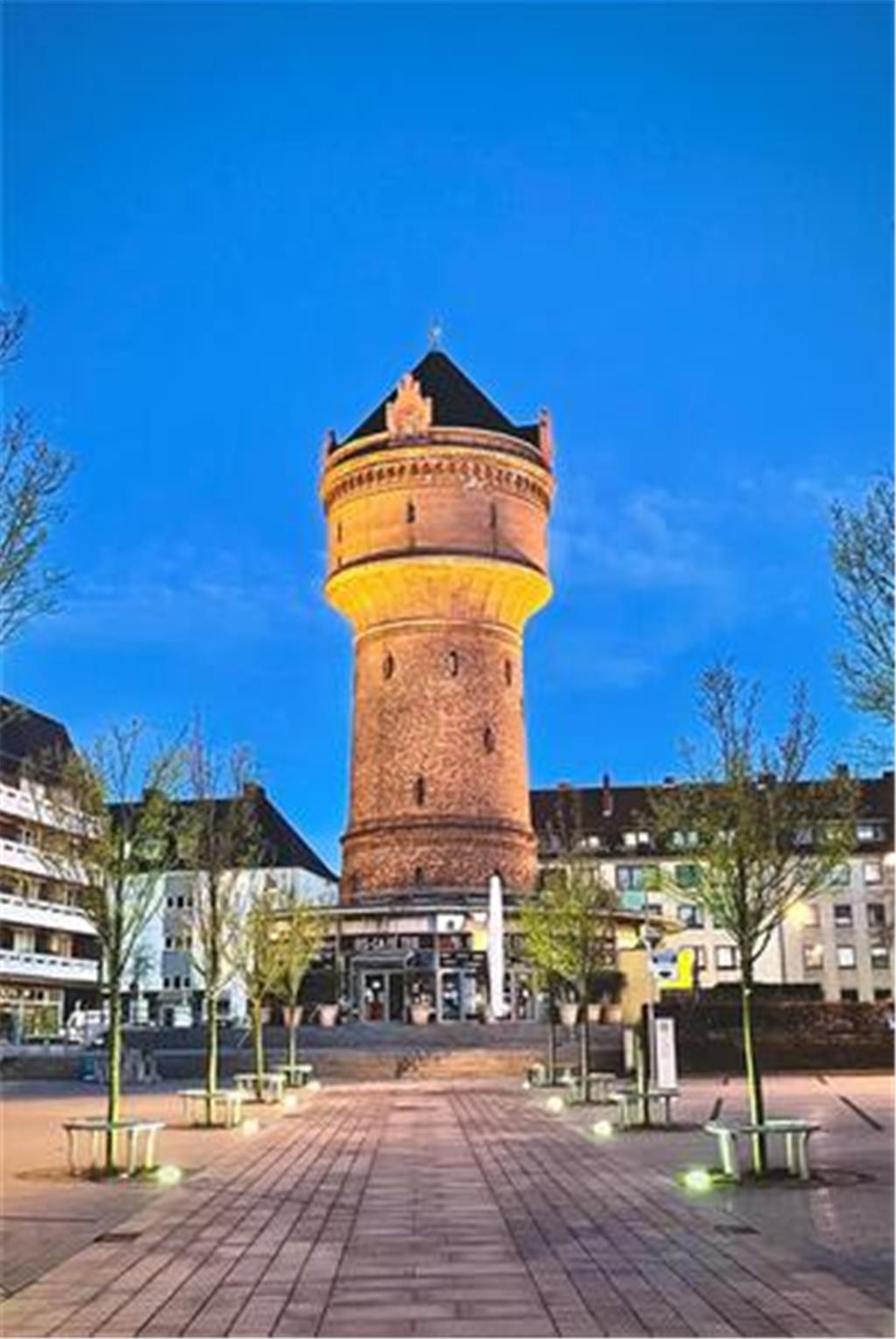 Der Wasserturm in Geestemünde während der blauen Stunde.