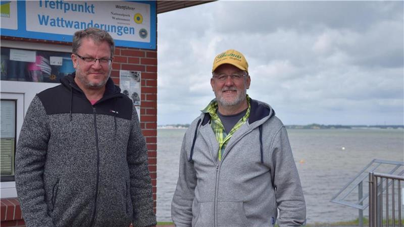 Unerwartete Explosion im Watt schockiert Wanderer - „Druckwelle gespürt“ Der Wattführer Thomas Büsing, rechts im Bild, zuckte zusammen und rief direkt seinen Chef Matthias Schulz an, als sich die Explosion am 16. Juni ereignete.