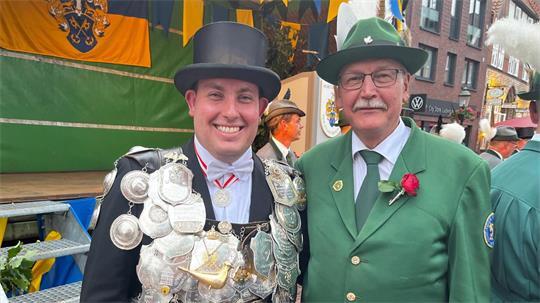 Der Wechsel der Königskette: Der neue Schützenkönig Lukas Manthe hat die Kette von seinem Vorgänger Jürgen Meyer übernommen.