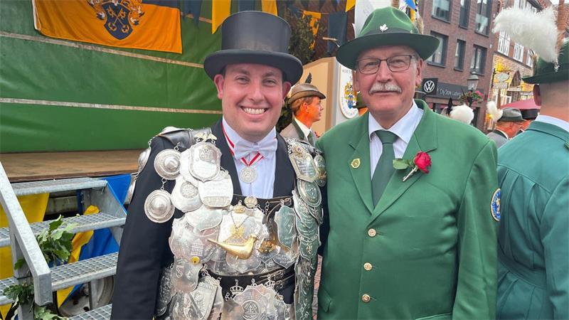 Der Wechsel der Königskette: Der neue Schützenkönig Lukas Manthe hat die Kette von seinem Vorgänger Jürgen Meyer übernommen.
