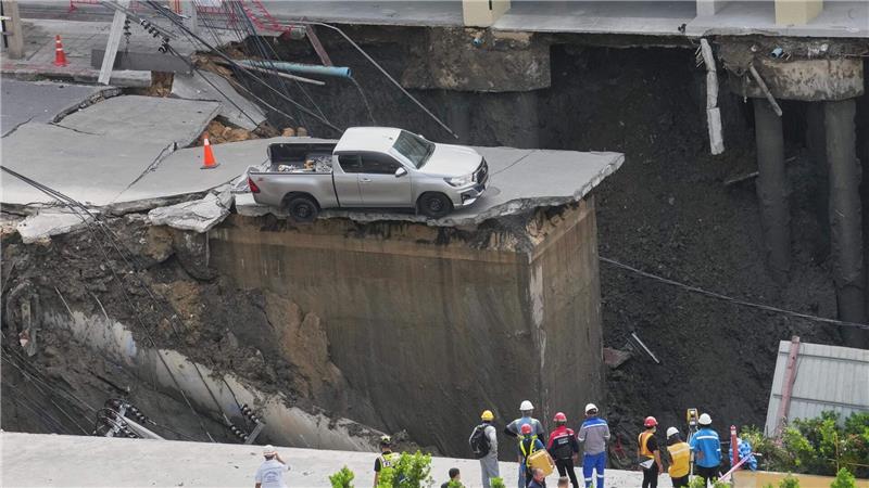 Bilder des Tages Der Weg ist weg. In Bangkok ist eine Straße eingestürzt und dieser Pickup steht deshalb plötzlich an einem Abgrund.