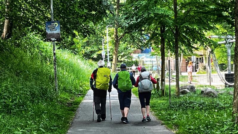 Über 100 Tage Wandern: Bettina Wiebe geht von Stade nach Rom Der Weg nach Rom führt am Spielplatz Erleninsel vorbei: Lorenzo Cesana, Tönnies Kohrs und Bettina Wiebe gehen in Stade los.