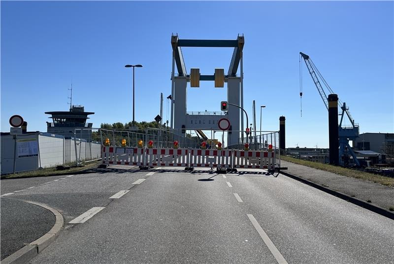 Der Weg über das Este-Sperrwerk in Neuenfelde ist versperrt - bis zum 31. Oktober 2022. Foto Vasel