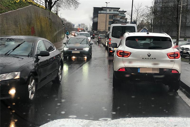 Bahnübergang gesperrt: Stades Innenstadt versinkt im Stau Der Weg über die Hansestraße dient als Ausweichstrecke. Hier staut sich der Verkehr. Foto: Strüning