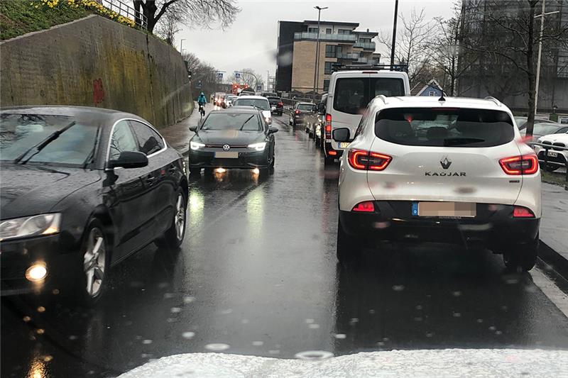 Der Weg über die Hansestraße dient als Ausweichstrecke. Hier staut sich der Verkehr. Foto: Strüning