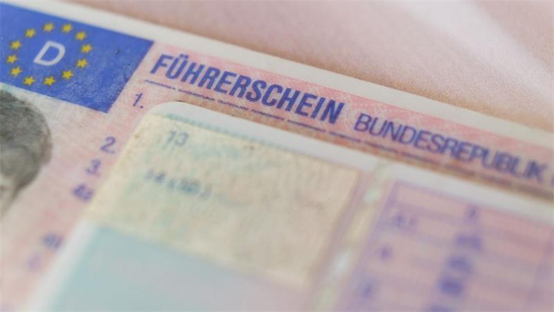 Teure Führerscheine – Diskussion über Fahrlehrer als Prüfer Der Weg zum Führerschein kostet schnell mehrere Tausend Euro. (Symbolbild)