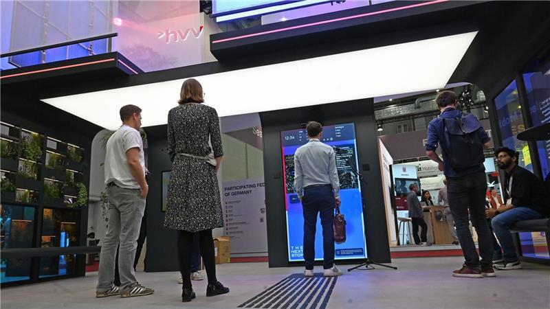 Sprechende Bushaltestelle soll Reisezentren ersetzen Der Weg zum Sprachassistenten ist für Sehbehinderte auf dem Boden markiert.