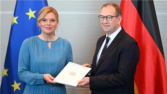 Der Wehrbeauftragte übergibt den Jahresbericht 2025. 