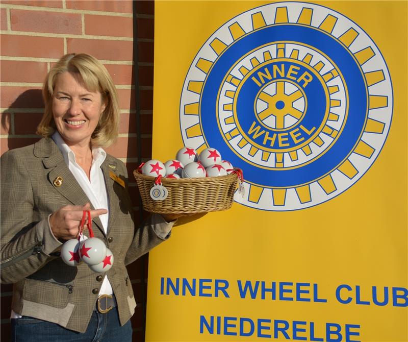 Der Weihnachtskugel-Verkauf des Inner Wheel-Clubs Niederelbe zu- gunsten sozialer Projekte ist gestartet. Inner Wheel-Präsidentin Heide Bartels wirbt für die Weihnachtskugeln.