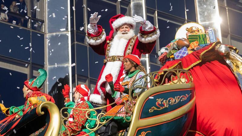 Zehntausende feiern Thanksgiving-Parade in New York Der Weihnachtsmann bringt viele Geschenke mit.