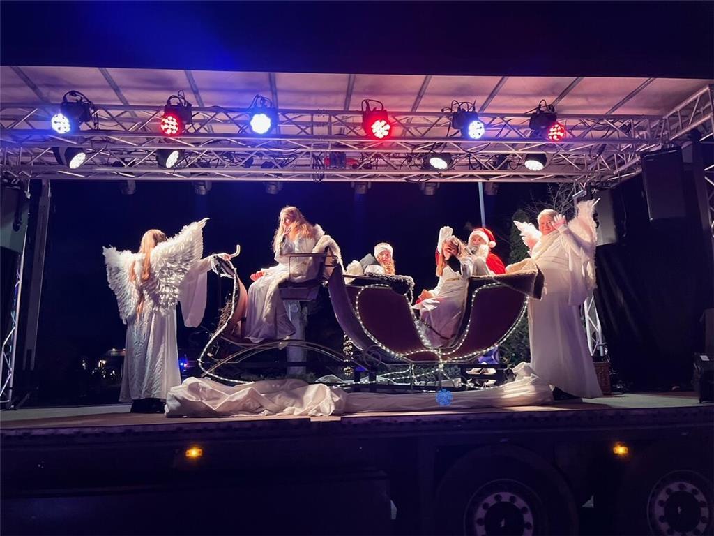 Der Weihnachtsmann fuhr im Schlitten, auf der Ladefläche seines Weihnachtstrucks...