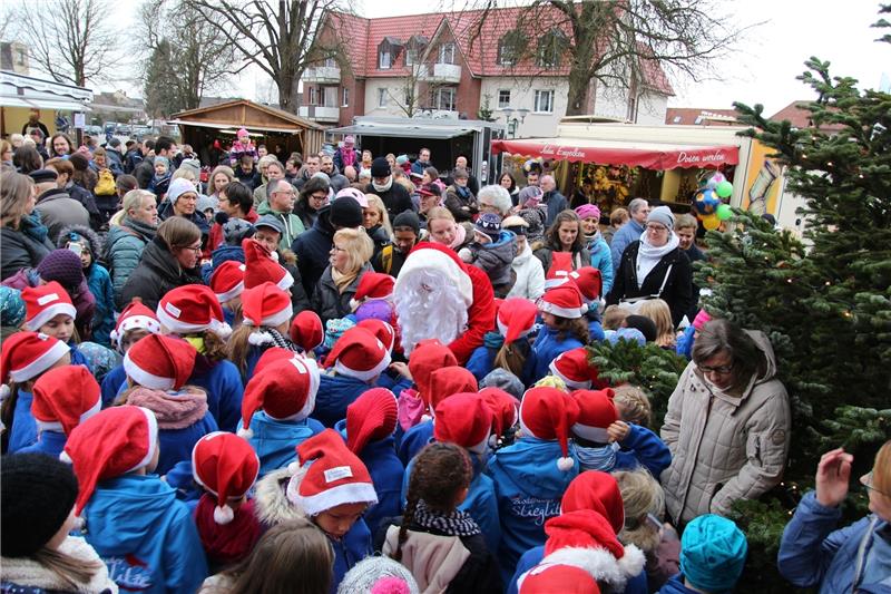 Der Weihnachtsmann hatte auf dem Schafmarkt in Altkloster alle Hände voll zu tun. Foto Richter