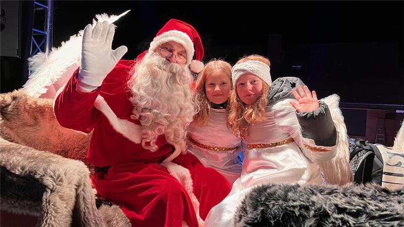 Der Weihnachtsmann in seinem Schlitten wird begleitet von seinen Engeln.