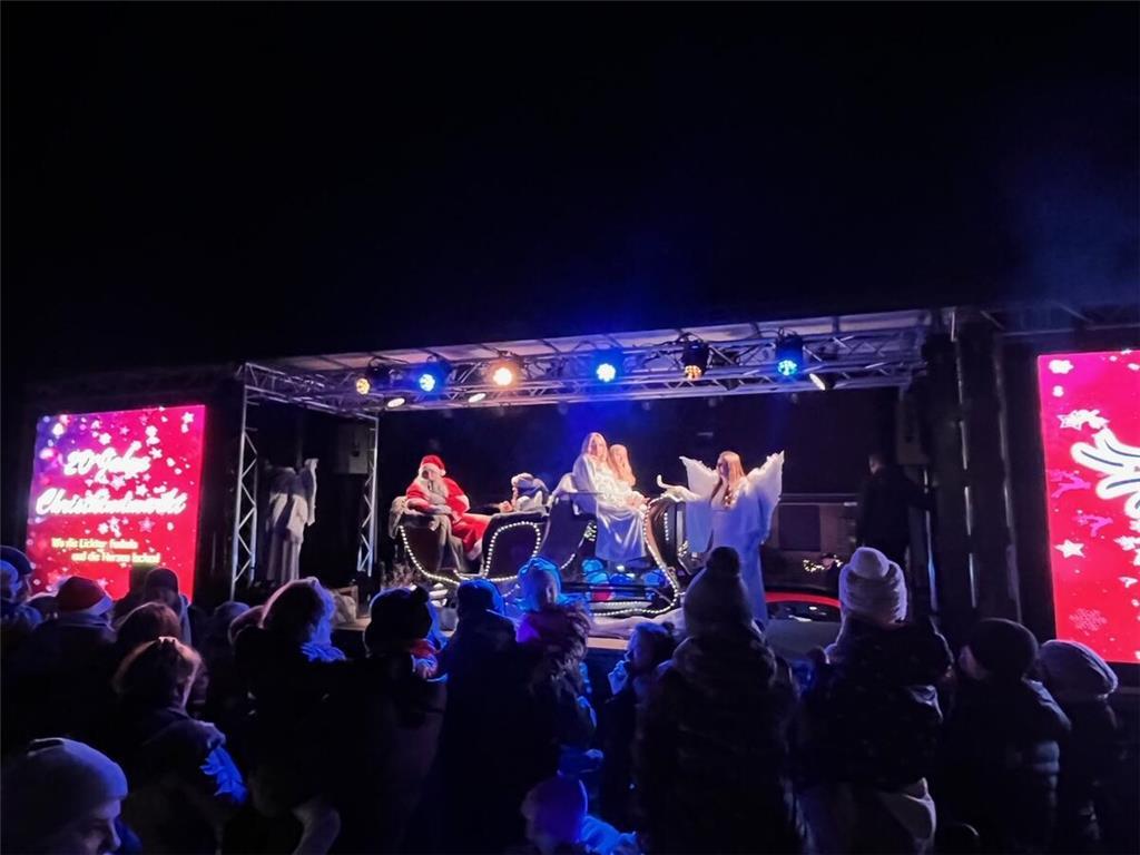 Der Weihnachtsmann in seinem Schlitten wird begleitet von seinen Engeln. 