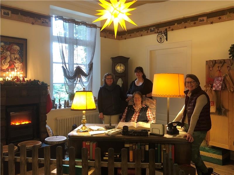 Der Weihnachtsmann kann einziehen: Fast fertig ist das Vierer-Team mit dem Schmücken der Weihnachtsmannstube in der Villa von Issendorff (von links): Petra Rath, Tanja Werner und Hildegard Schröder. Renate Weiler sitzt hinter dem Schreibtis