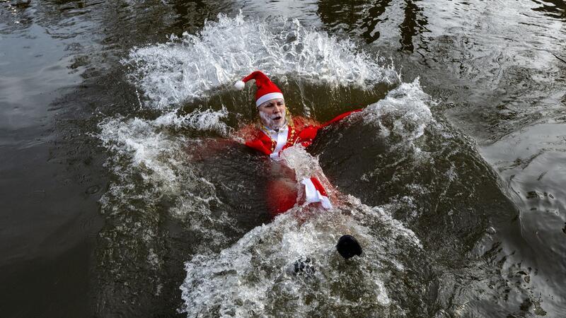Ausgelassene Silvesterfeiern - teils schwere Zwischenfälle Der Weihnachtsmann lässt sich beim Silvesterbaden in Tschechien im Fluss Mettau treiben.