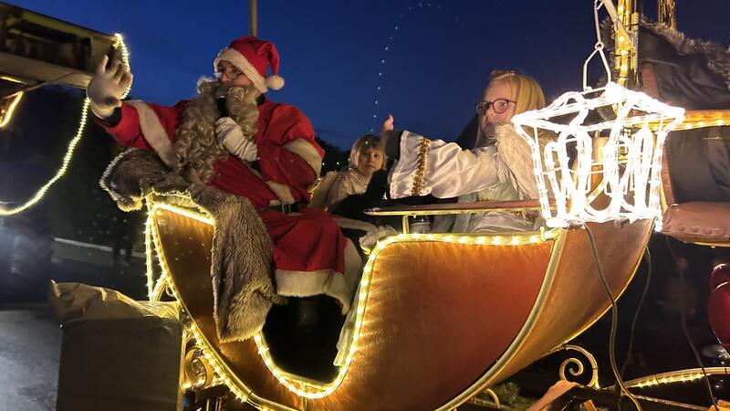 Der Weihnachtsmann reiste 2022 im Schlitten an. Welches Gefährt er in diesem Jahr wählt, ist geheim.