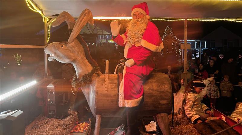 Der Weihnachtsmann ritt in diesem Jahr auf einem Esel durch Himmelpforten. Ein ganz besonders braver Esel, der regungslos und seelenruhig blieb.