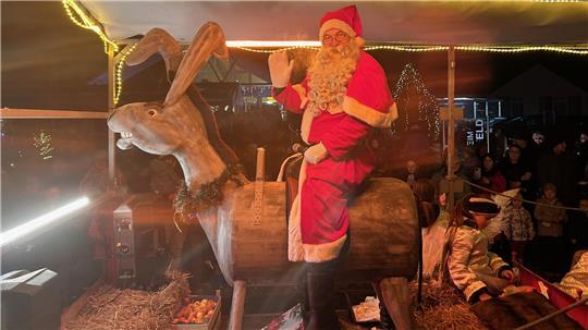 Der Weihnachtsmann ritt in diesem Jahr auf einem Esel durch Himmelpforten. Ein ganz besonders braver Esel, der regungslos und seelenruhig blieb.