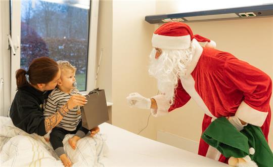 Der Weihnachtsmann sorgte mit seinem Besuch für Freude.