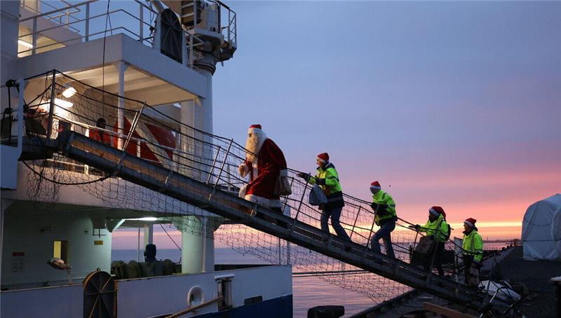 Weihnachten an Bord: Seemannsmission überrascht Crew Der Weihnachtsmann und seine Helfer besuchten am Heiligen Abend 25 Schiffe im Cuxhavener Hafen.