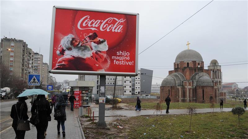 Der Weihnachtsmann von Coca-Cola hat sein Bild weltweit geprägt. Das Foto zeigt eine Werbung in Pristina, Hauptstadt des Kosovo. (Archivbild)