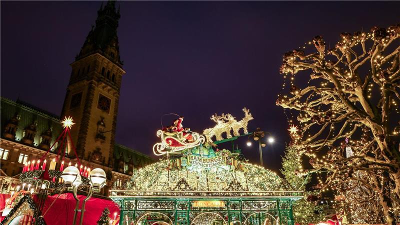 Der Weihnachtsmarkt am Rathaus ist hell erleuchtet.