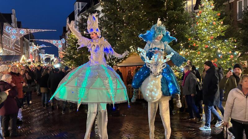 Der Weihnachtsmarkt in Buxtehude ist ein Besuchermagnet. Das Foto zeigt den Walking Act Sternenprinzessin und Rentierreiterin am Eröffnungstag des Wintermärchens 2025.