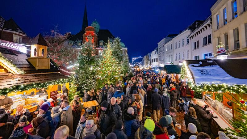 Besucher auf dem Weihnachtsmarkt 2023 in der Altstadt von Buxtehude.