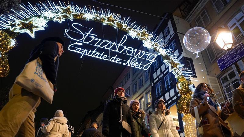 Streit um neuen Eingangsbogen zum Straßburger Weihnachtmarkt Der Weihnachtsmarkt in Straßburg lockt inzwischen über drei Millionen Besucher (Archivbild).