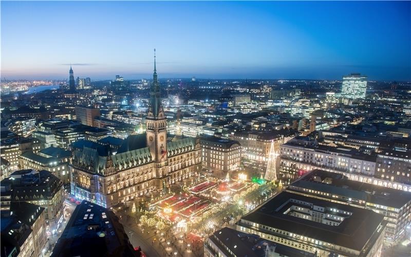 Der Weihnachtsmarkt vor dem Hamburger Rathaus, aufgenommen aus einem Fenster der Hauptkirche Sankt Petri. Foto: Reinhardt/dpa