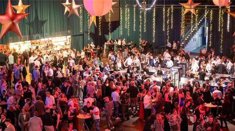 Der Weihnachtszauber des Jahres 2023 startet wieder mit 4000 Partywütigen in der Bremerhavener Stadthalle durch.