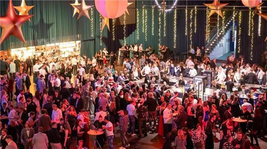 Der Weihnachtszauber des Jahres 2023 startet wieder mit 4000 Partywütigen in der Bremerhavener Stadthalle durch.