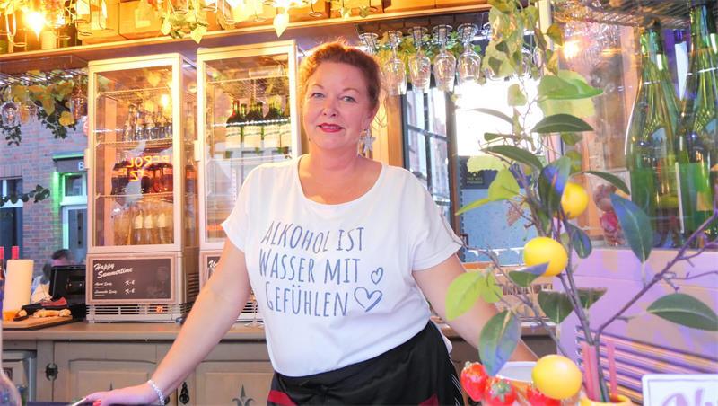 Süße Männer, trockener Wein: Buxtehuder Weinfest sorgt für Schmunzler Der Weinvertrieb Alpenglühen bringt österreichische Weine in den Norden. In Buxtehude ist Janina Wagner mit diesen Spezialitäten zum zweiten Mal dabei - und hat schon Bekannte vom letzten Jahr wiedergetroffen. Sie lobt die tolle Stimmung und die gute Zusammenarbeit mit den Organisatoren und den anderen Anbietern.