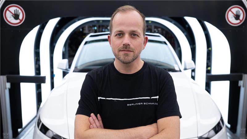 Der Werksleiter der Tesla-Fabrik in Grünheide, André Thierig, äußert sich zur Entlohnung. (Archivbild)