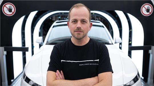 Der Werksleiter der Tesla-Fabrik in Grünheide, André Thierig, äußert sich zur Entlohnung. (Archivbild)