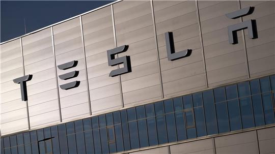 Der Werksleiter der Tesla-Fabrik in Grünheide, André Thierig, zeigt sich zuversichtlich für das Jahr 2026. (Archivbild)