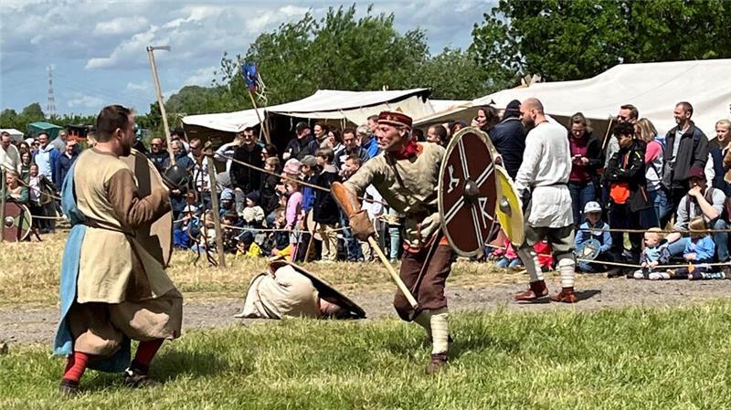 Der Wikingermarkt in Jork mit der Schlacht in Neuenschleuse.