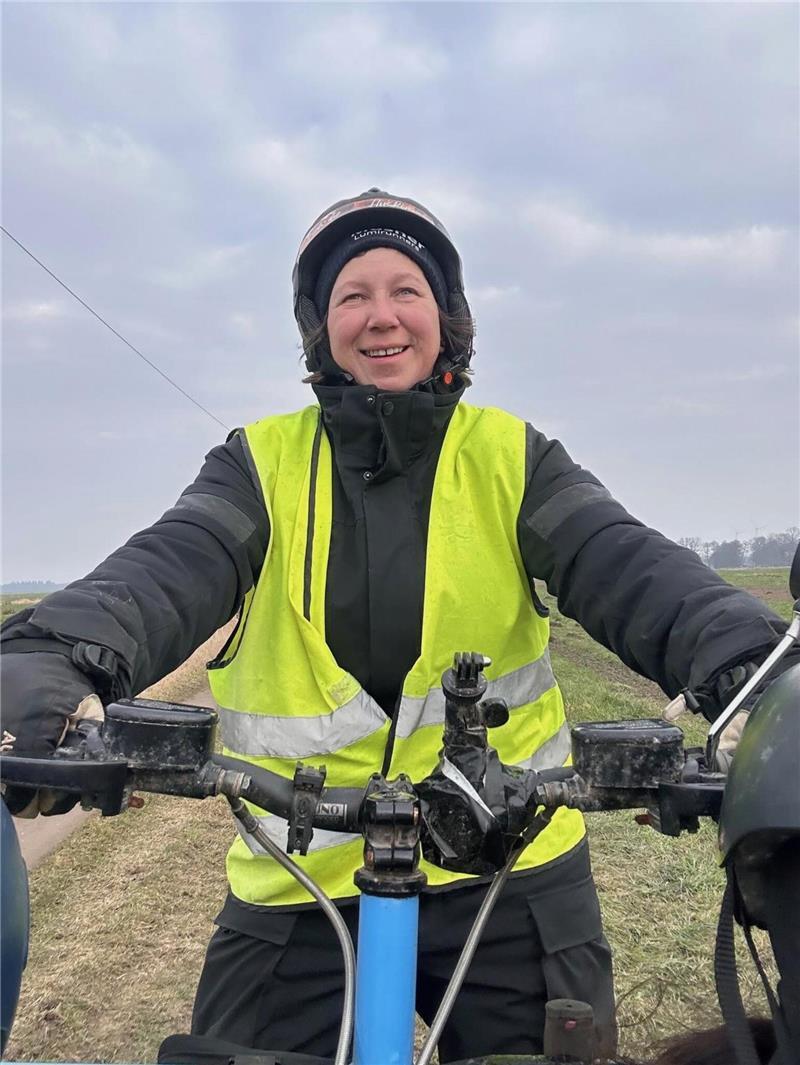 Mit Huskys auf Abenteuer-Tour rund um Engelschoff Der Wind pfeift Alexandra Augsten um die Ohren. Dick eingepackt steht sie hinten auf dem Hundewagen, den Lenker fest im Griff.