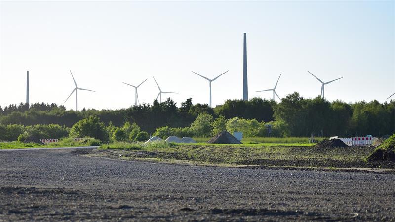 Der Windpark Kutenholz wurde und wird schrittweise mit neuen Windkraftanlagen erweitert. Er erstreckt sich von Mulsum im Norden über Kutenholz im Westen, Aspe im Süden und Wedel im Osten. Das Unternehmen Alterric aus Aurich ist hier Windparkbetreiber und ein Joint Venture der Aloys Wobben Stiftung, die Alleingesellschafterin von Enercon ist, und der Energieversorgung Weser-Ems (EWE).
