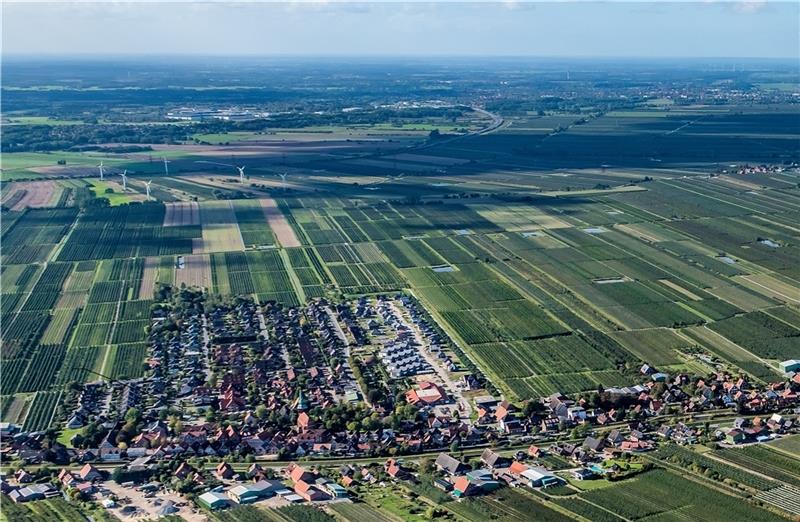 Der Windpark zwischen zwischen Steinkirchen (vorn) und der Autobahn A 26; das Dorf Agathenburg ist hinten links. Foto: Martin Elsen