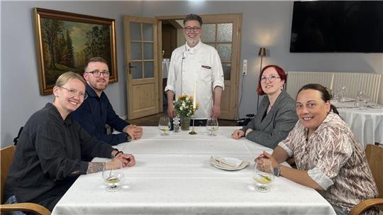 Der Wingster Koch und Hotelier Claus Peter (stehend) beeindruckte die Kolleginnen und den Kollegen mit euro-asiatischer Küche. Der Lohn am Ende der Show waren 42 Punkte und der Sieg bei der Kochshow „Mein Lokal, dein Lokal“.