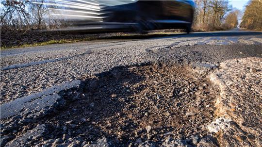 Der Winter hat den Straßen im Norden zugesetzt. (Symbolbild)