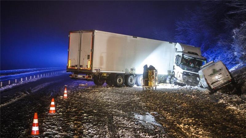 Der Winter kommt zurück: Ein Lkw steht quer auf der Autobahn A45. Schnee und Glätte haben für mehrere Unfälle mit Verletzten in Nordrhein-Westfalen gesorgt. 